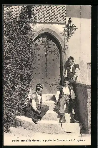 AK Gruyères, Petits armaillis devant la porte Chalamala