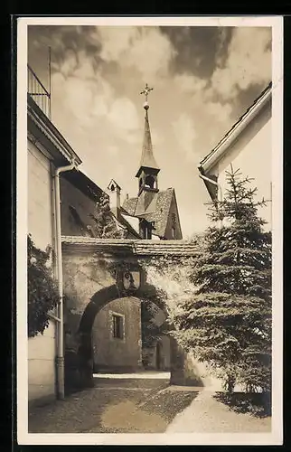 AK St. Chrischona, Strassenpartie mit Tordurchgang und Kirche