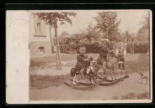 Foto-AK Zwei Kinder auf Schaukelpferden