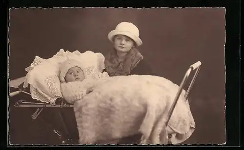 AK Frau mit Pelz und Baby im Kinderwagen