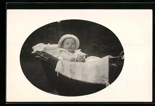 AK Baby mit Mütze im Kinderwagen