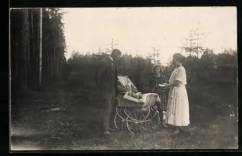 AK Familie mit Baby im Kinderwagen beim Waldspaziergang