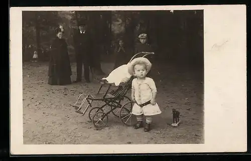 AK Kleinkind mit Kinderwagen im Park