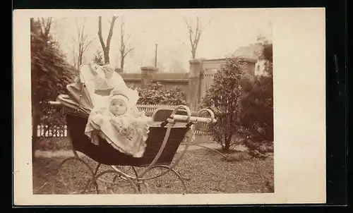 AK Baby im Kinderwagen mit Schleife