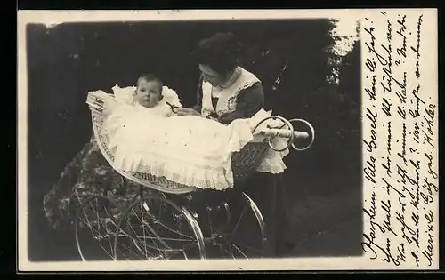 AK Frau gibt einem Baby im Kinderwagen einen Schnuller