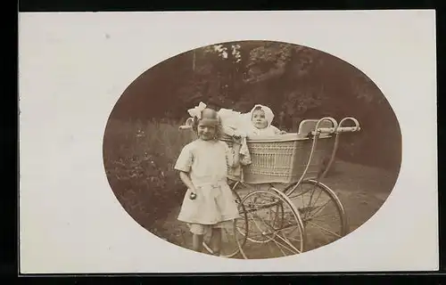 AK Mädchen mit Baby im Kinderwagen