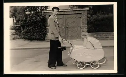 AK Mann mit Kinderwagen
