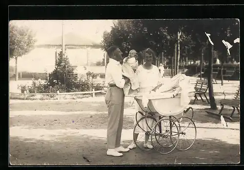 AK Familie mit Baby und Kinderwagen