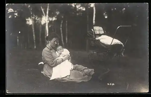 AK Mutter mit Baby auf einer Wiese, im Hintergrund Kinderwagen