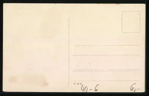 AK Mutter mit Baby auf einer Wiese, im Hintergrund Kinderwagen