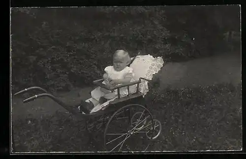 AK Baby im Kleidchen im Kinderwagen