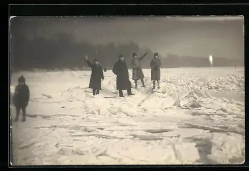 AK Biebrich, Fussgänger auf dem zugefrorenen Rhein