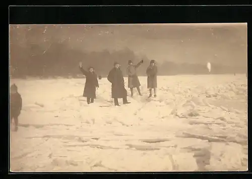 AK Biebrich, Menschen auf dem zugefrorenen Rhein