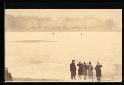 AK Biebrich, Menschen auf dem zugefrorenen Rhein 1929