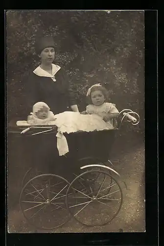 AK Frau mit Kindern im Kinderwagen