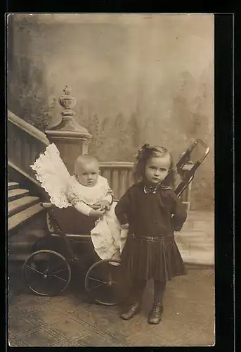 AK Mädchen mit Baby im Kinderwagen