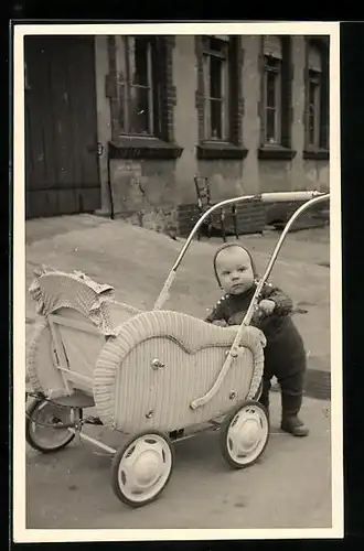 AK Baby mit Kinderwagen