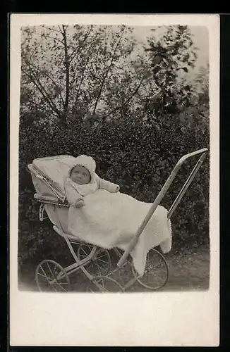 AK Baby mit Decke im Kinderwagen