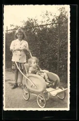 AK Mädchen mit Kleinkind im Kinderwagen