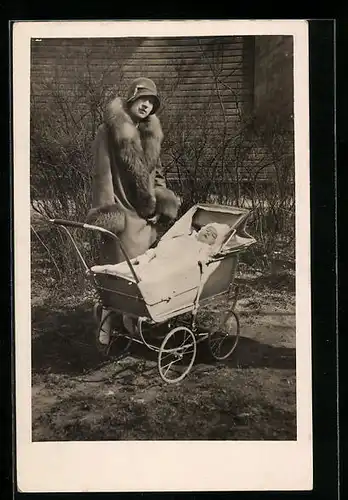 AK Dame im Pelz mit Baby im Kinderwagen