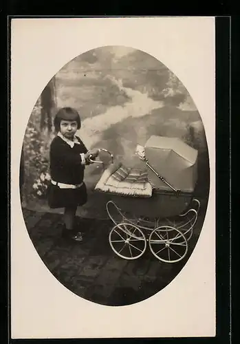 AK Mädchen mit Kinderwagen