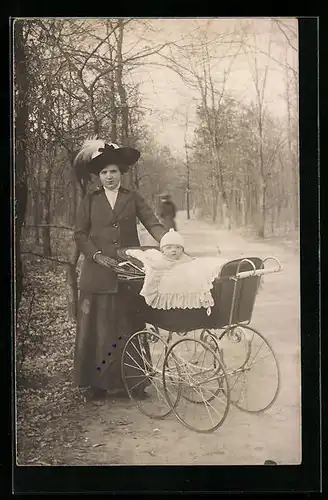 AK Mutter mit Baby im Kinderwagen beim Waldspaziergang