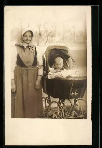 AK Alte Frau mit Baby im Kinderwagen