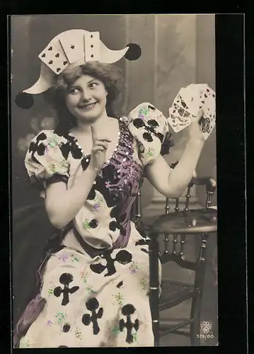 AK Dame im Kostüm mit Spielkarten