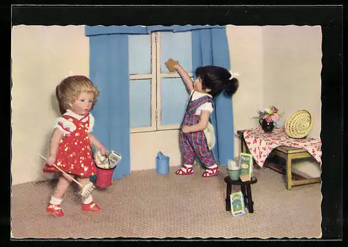 AK Käthe Kruse-Puppen beim Putzen