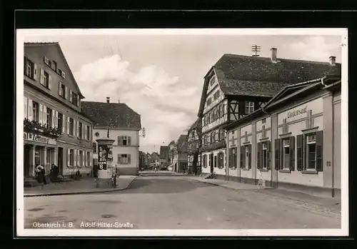 AK Oberkirch i. B., Strasse mit Gasthaus Lindensaal und Litfasssäule