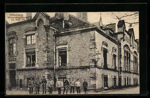 AK Offenburg, Wirtschaftsgebäude des I. Inf. Rgt. 170, Strassenansicht mit Soldaten