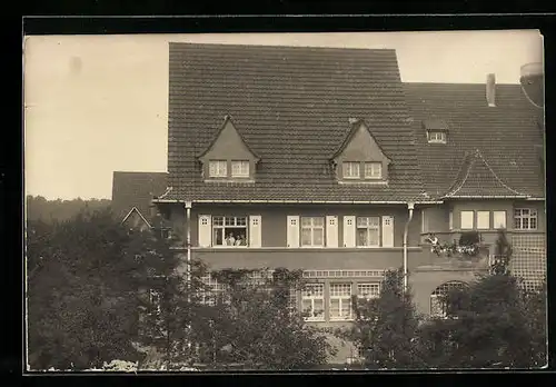 Foto-AK Göppingen, Grosses Wohnhaus mit Bewohnern am Fenster und auf dem Balkon, 1918