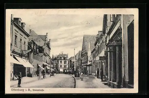 AK Offenburg i. B., Blick in die Steinstrasse, Geschäft Carl Heinrich