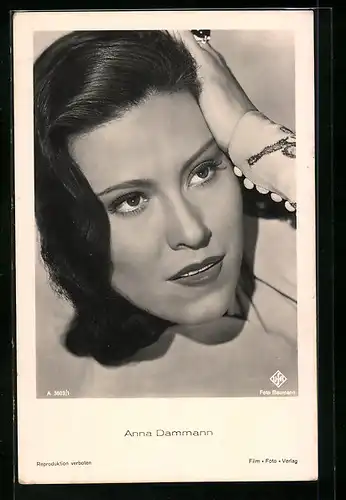 AK Schauspielerin Anna Dammann posierend