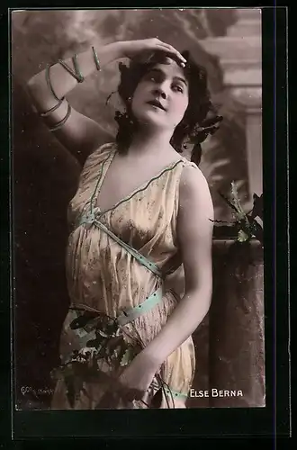 AK Schauspielerin Else Berna posierend