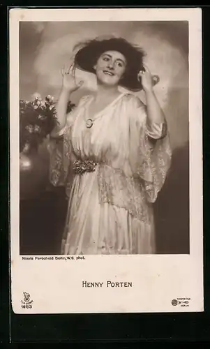 AK Schauspielerin Henny Porten mit Hut posierend