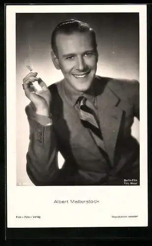 AK Schauspieler Albert Matterstock mit fröhlichem Lächeln und Zigarrette