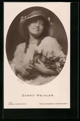 AK Schauspieler Dorrit Weixler mit Blumenstrauss