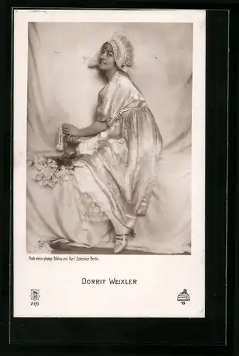AK Schauspielerin Dorrit Weixler im kostüm