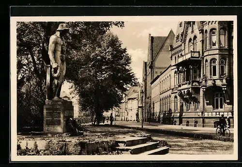 AK Neumünster, Ehrenmal an der Strasse