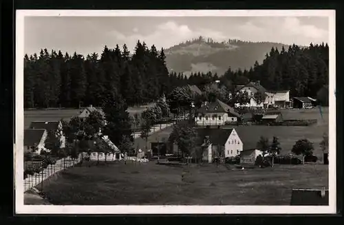 AK Eibenstock i. sächs. Erzgebirge, Unterkunftshaus Auersberg aus der Vogelschau