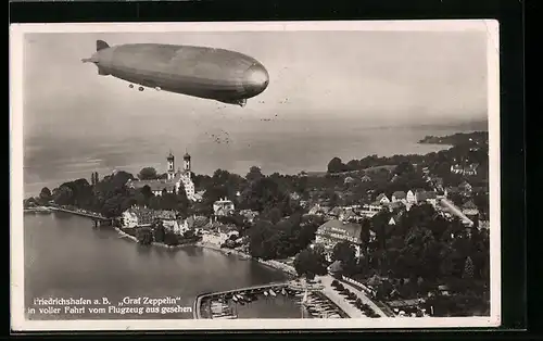 AK Friedrichshafen, Luftschiff Graf Zeppelin über der Stadt
