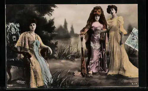 AK Fotomontage: Drei junge Frauen in Kleidern mit Löwenmaske