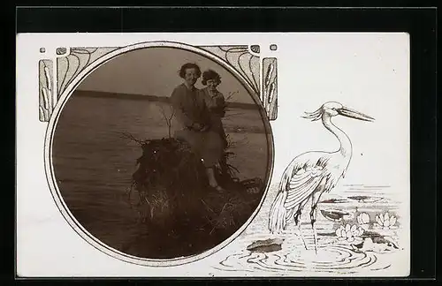 Foto-AK Zwei Frauen auf einem Stein am Wasser, Storch mit Seerosen, Passepartout