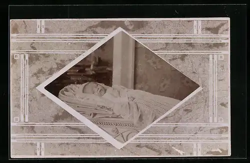 Foto-AK Baby liegt im Kinderwagen, Passepartout