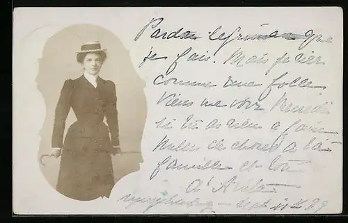 Foto-AK Elegante junge Dame mit einem Stock, Passepartout