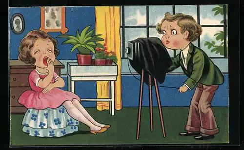 AK Junger Mann fotografiert eine gähnende Frau