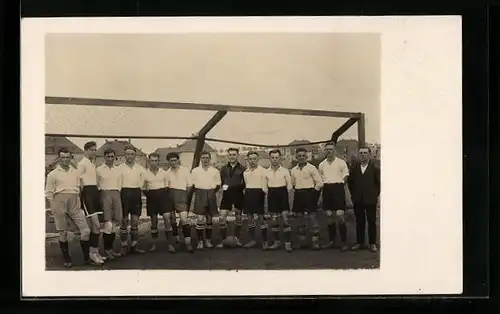 Foto-AK Fussballmannschaft steht im Tor