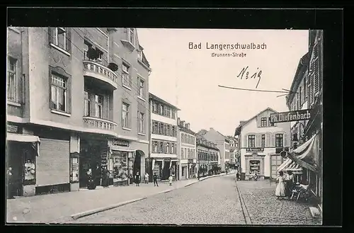 AK Bad Langenschwalbach, Brunnen-Strasse mit Geschäften