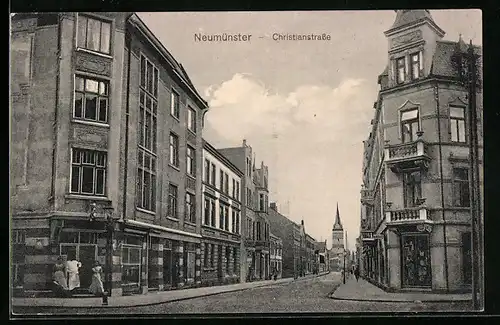 AK Neumünster, Christianstrasse mit Passanten
